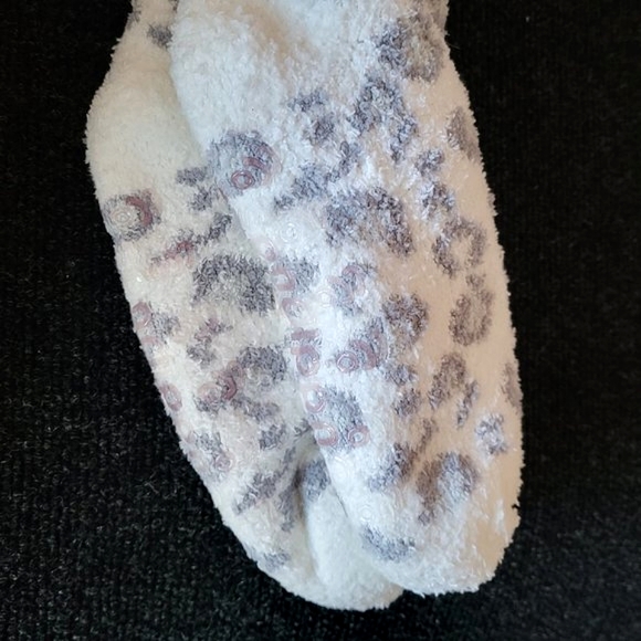 *NEW* CUDDL DUDS Ivory Faux Shearling Lined Leopard Print Lounge Socks Size 4-10 - Picture 3 of 4